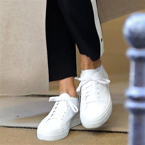 jennifer aniston white sneakers.